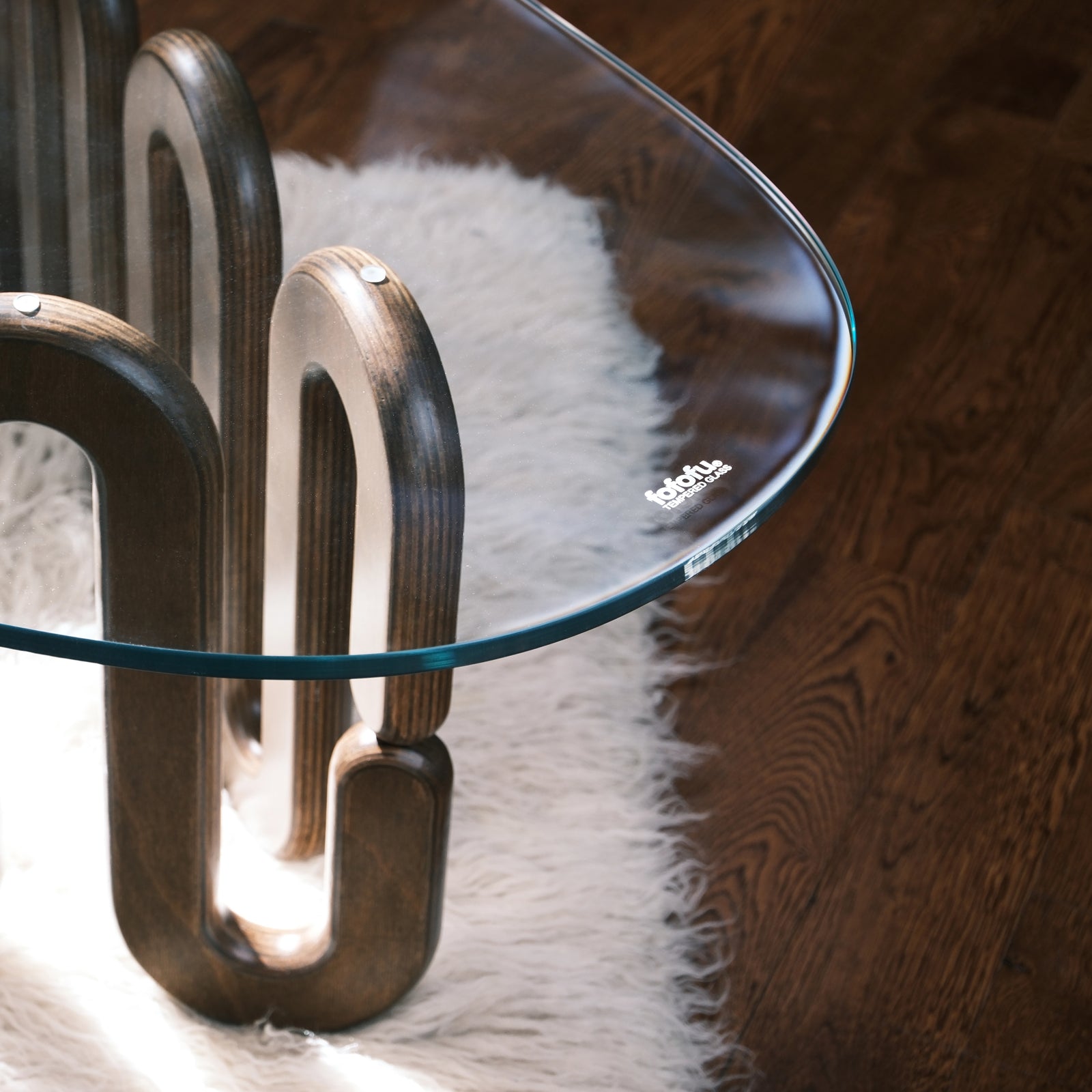 Detail der Sicherheitsglasplatte mit fofofu® Branding – abgerundeter Rand und hochwertige Verarbeitung