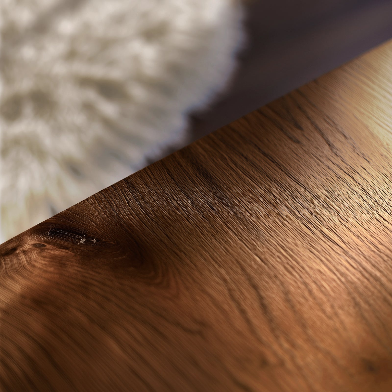 Moderner Couchtisch mit geschwungener Holzstruktur und runder Glasplatte auf flauschigem Teppich, Minimalismus trifft organisches Design im Sonnenlicht