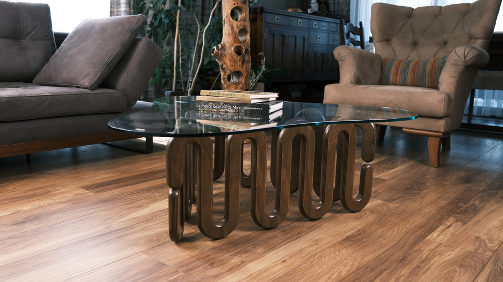 fofofu Couchtisch mit wellenförmigem Holzgestell und Glasplatte – nachhaltiges, handgefertigtes Designobjekt für stilvolle Wohnräume mit natürlichem Charakter.