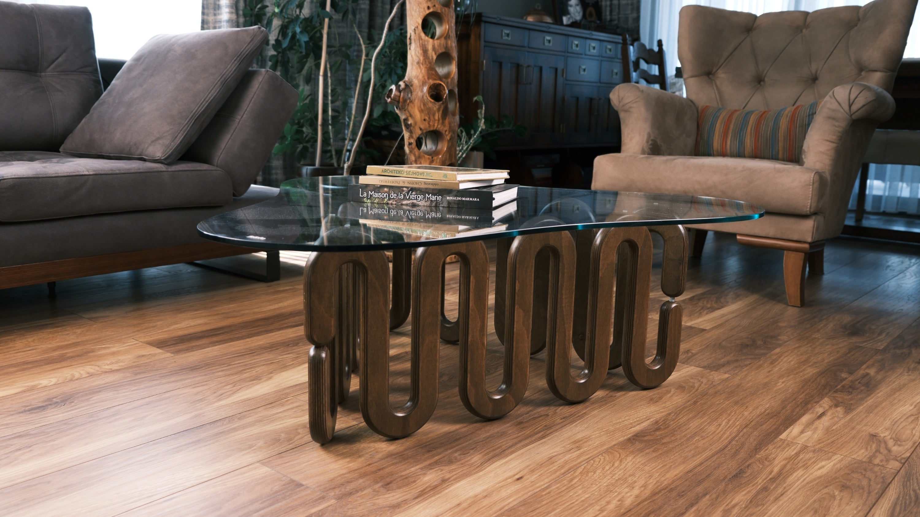 fofofu Couchtisch mit wellenförmigem Holzgestell und Glasplatte – nachhaltiges, handgefertigtes Designobjekt für stilvolle Wohnräume mit natürlichem Charakter.