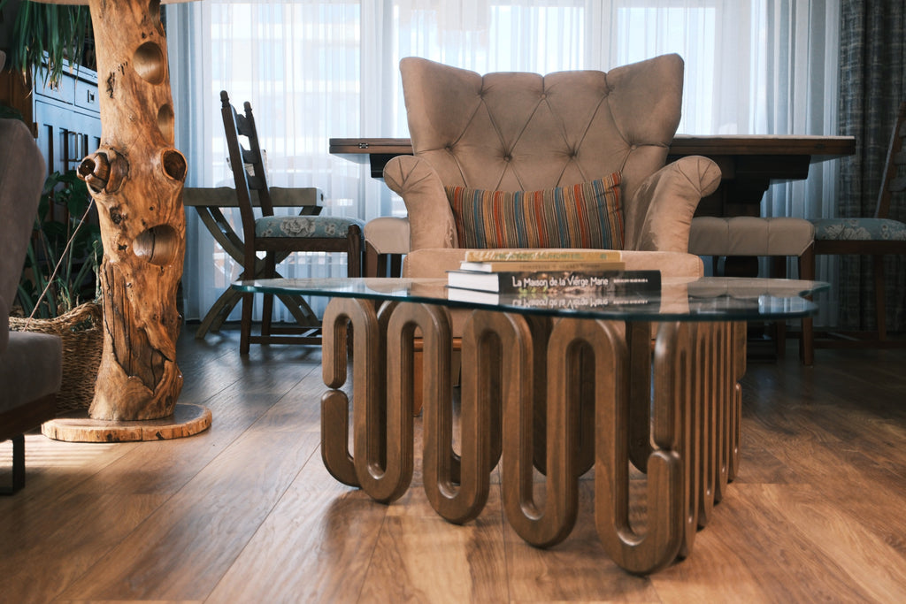 fofofu Couchtisch mit wellenförmigem Holzgestell und Glasplatte – nachhaltiges, handgefertigtes Designobjekt für stilvolle Wohnräume mit natürlichem Charakter.