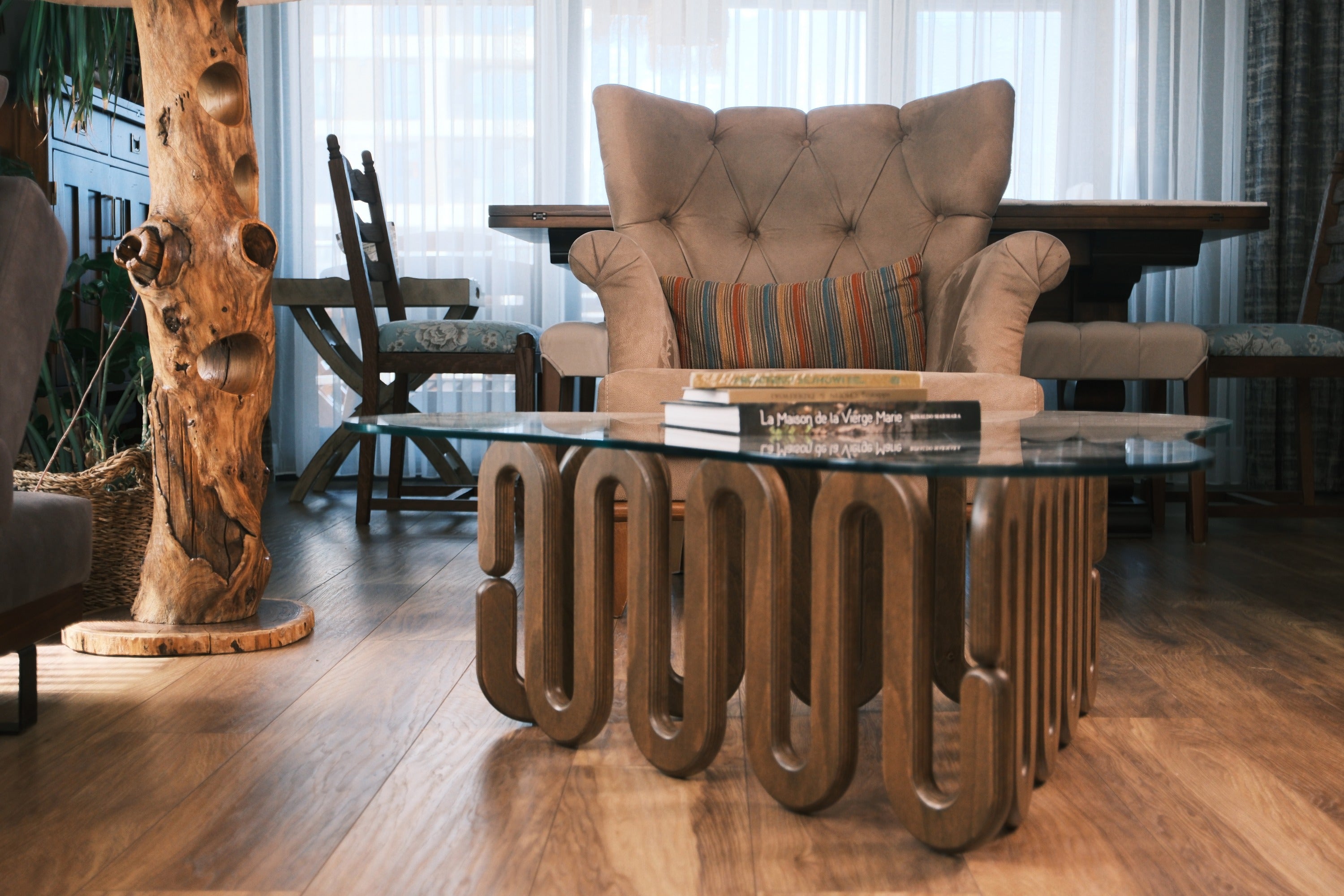 fofofu Couchtisch mit wellenförmigem Holzgestell und Glasplatte – nachhaltiges, handgefertigtes Designobjekt für stilvolle Wohnräume mit natürlichem Charakter.