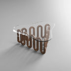 Designer-Couchtisch mit geschwungener Glasplatte und skulpturalem Holzgestell im modernen Stil