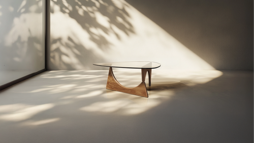 Designer-Couchtisch mit skulpturaler Holzstruktur und klarer Glasplatte im modernen Interieur bei natürlichem Lichteinfall und weichem Schattenspiel