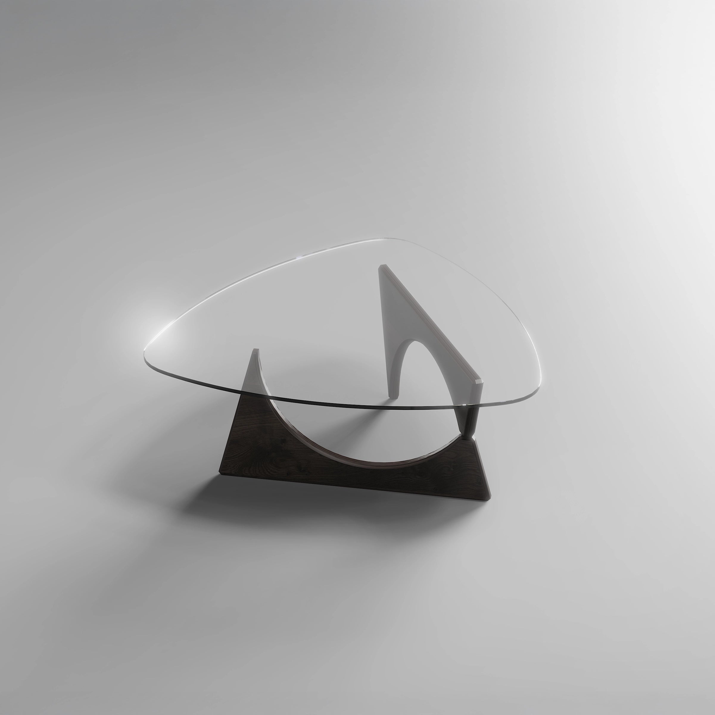 Designer-Couchtisch mit dreieckiger Glasplatte und geometrischem Holzgestell im modernen Stil