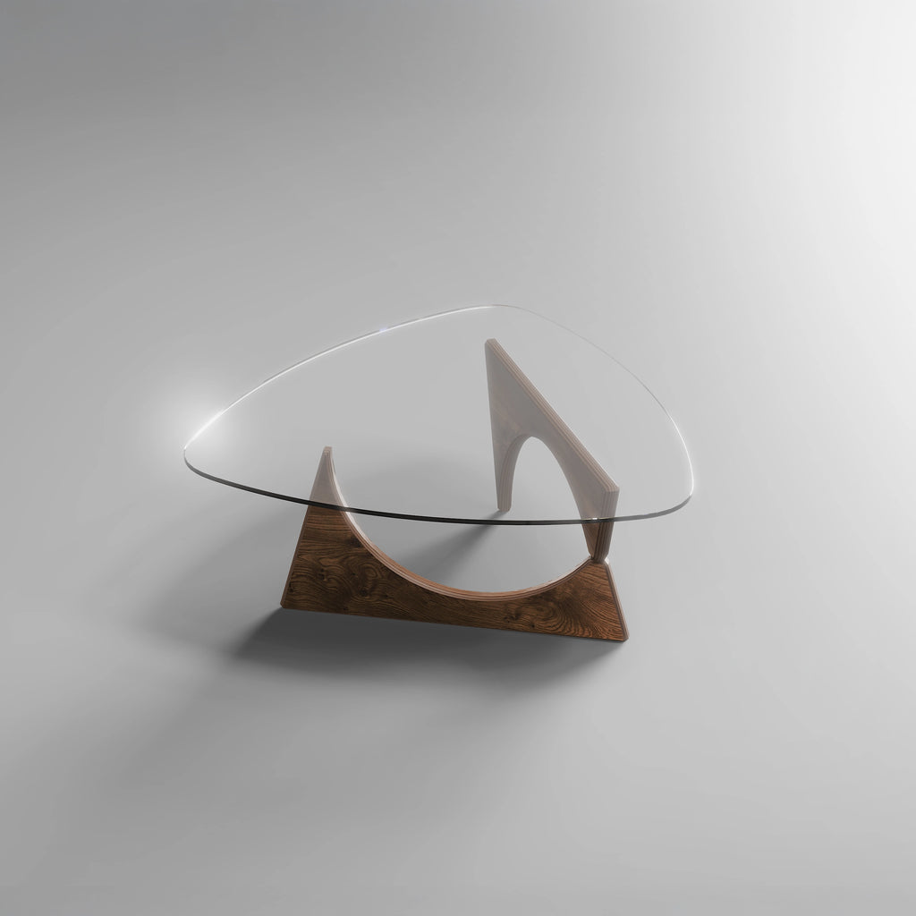 Designer-Couchtisch mit dreieckiger Glasplatte und geometrischem Holzgestell im modernen Stil