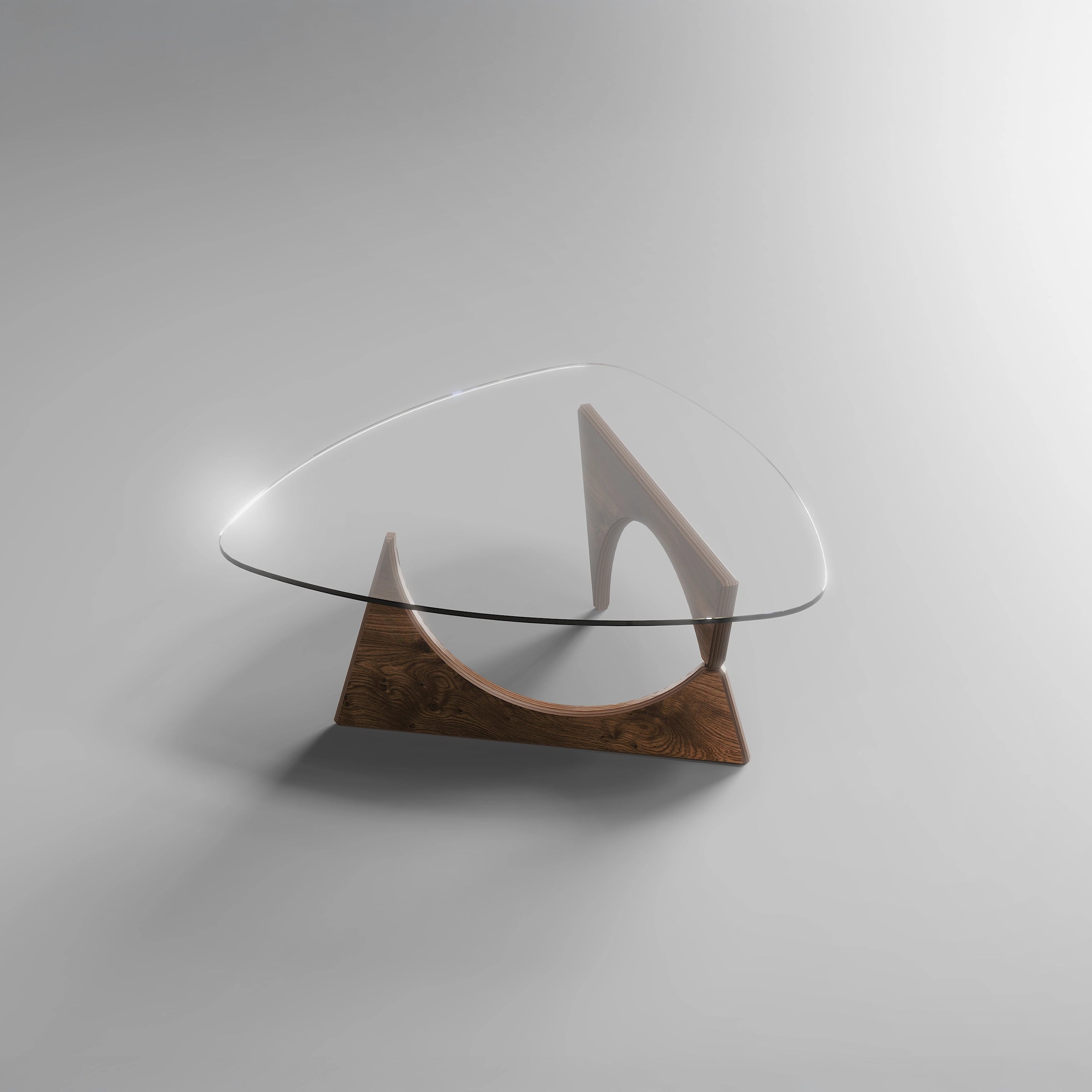 Designer-Couchtisch mit dreieckiger Glasplatte und geometrischem Holzgestell im modernen Stil