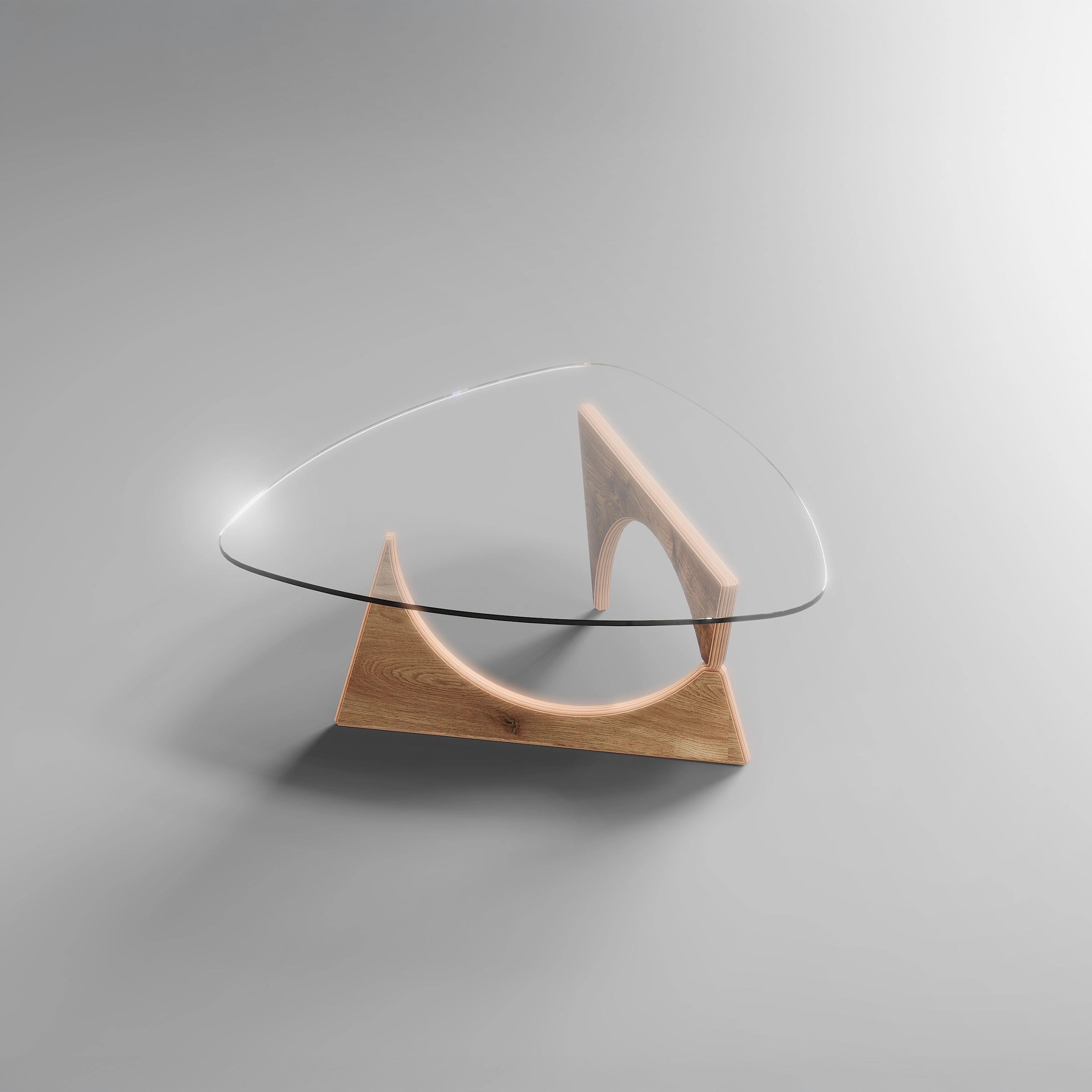 Designer-Couchtisch mit dreieckiger Glasplatte und geometrischem Holzgestell im modernen Stil