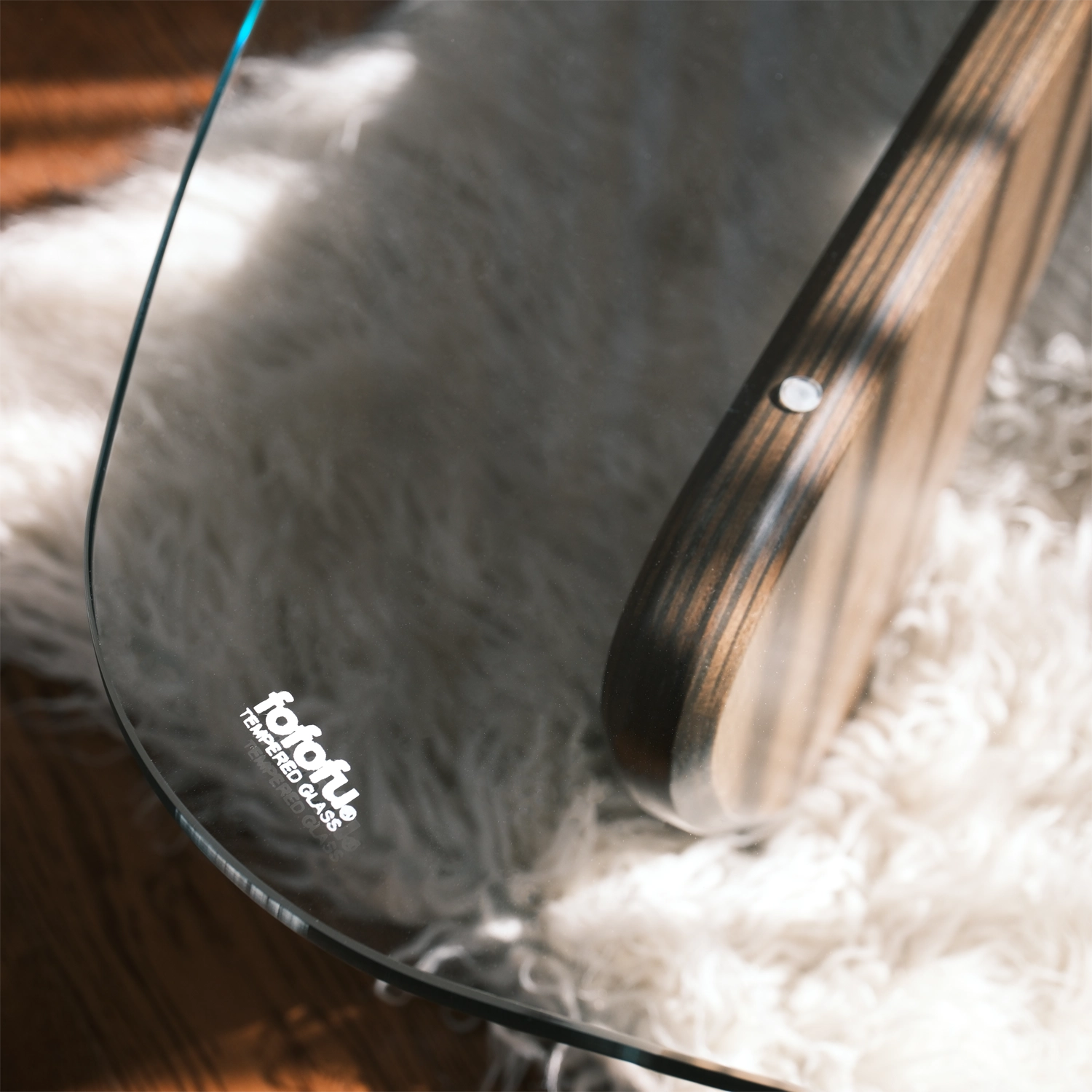 Detail der Sicherheitsglasplatte mit fofofu® Branding – abgerundeter Rand und hochwertige Verarbeitung