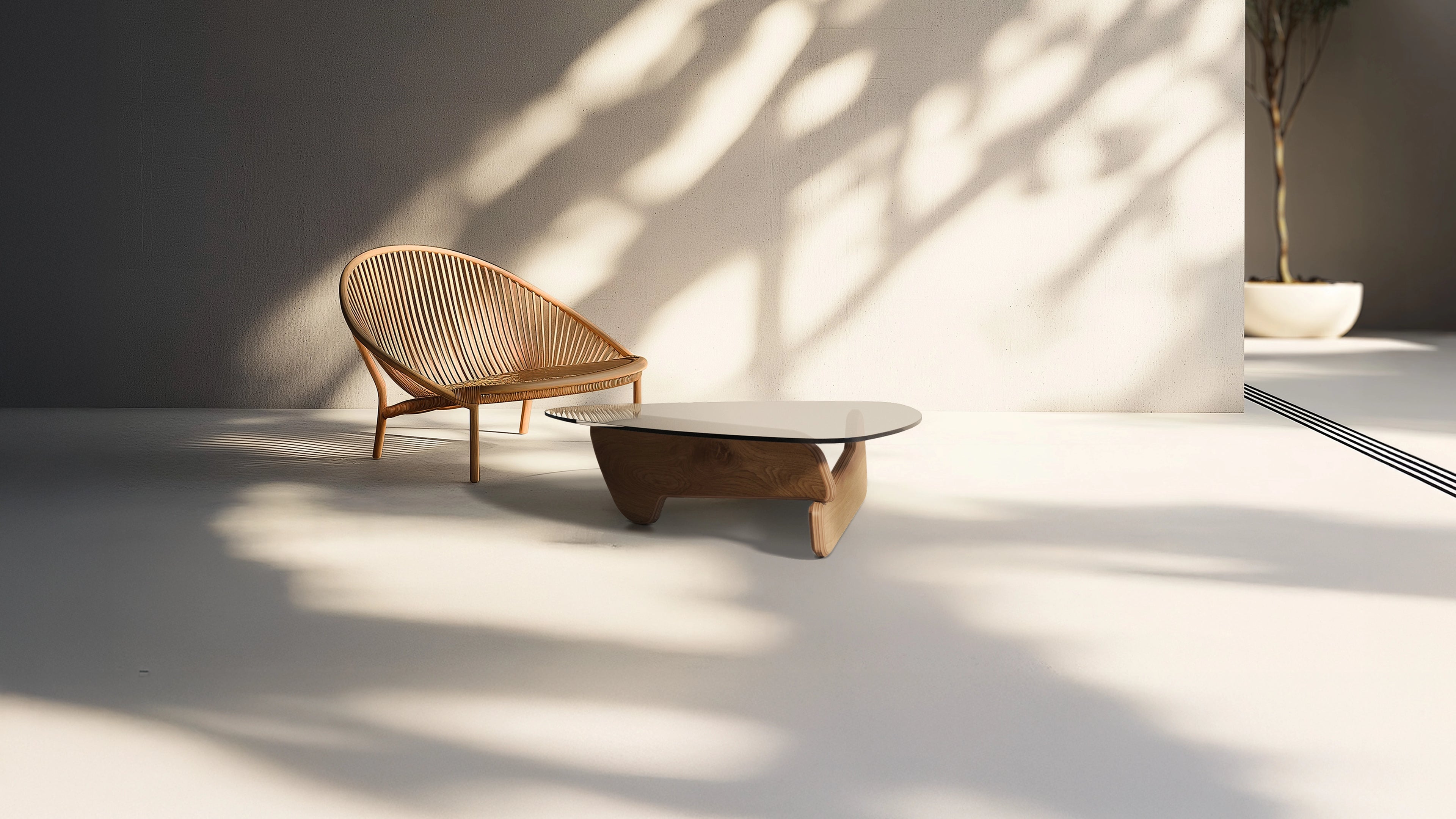 Designer-Couchtisch aus Holz und Glas im minimalistischen Wohnraum mit Lounge-Stuhl – modernes Interieur bei natürlichem Licht und Schattenspiel