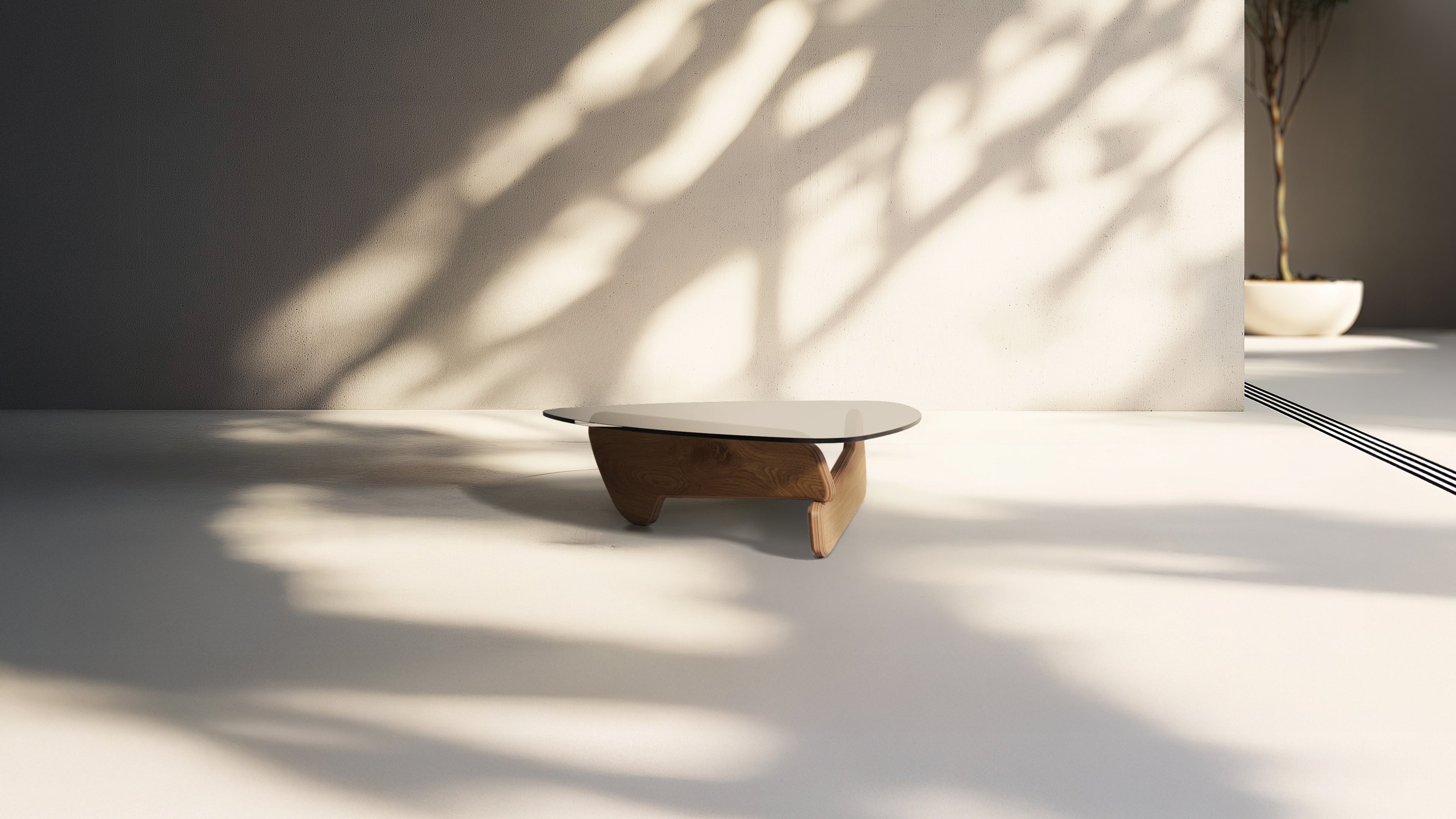 Designer-Couchtisch aus Holz und Glas im minimalistischen Wohnraum mit Lounge-Stuhl – modernes Interieur bei natürlichem Licht und Schattenspiel