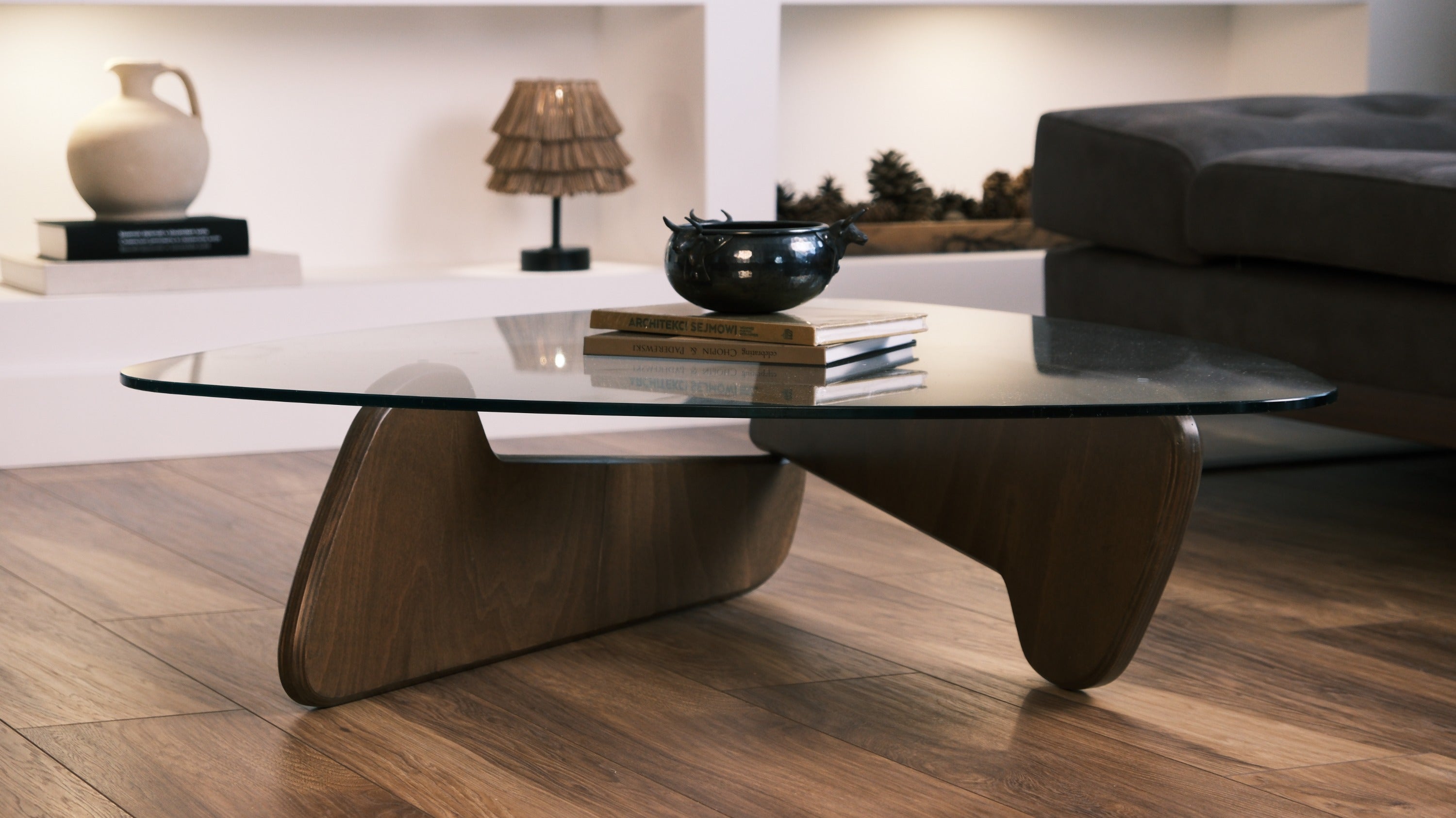 fofofu Couchtisch aus recyceltem Holz mit organisch geformtem Gestell und klarer Glasplatte – handgefertigtes Designer-Möbel für ein modernes, natürliches Wohnzimmer mit harmonischer Atmosphäre.