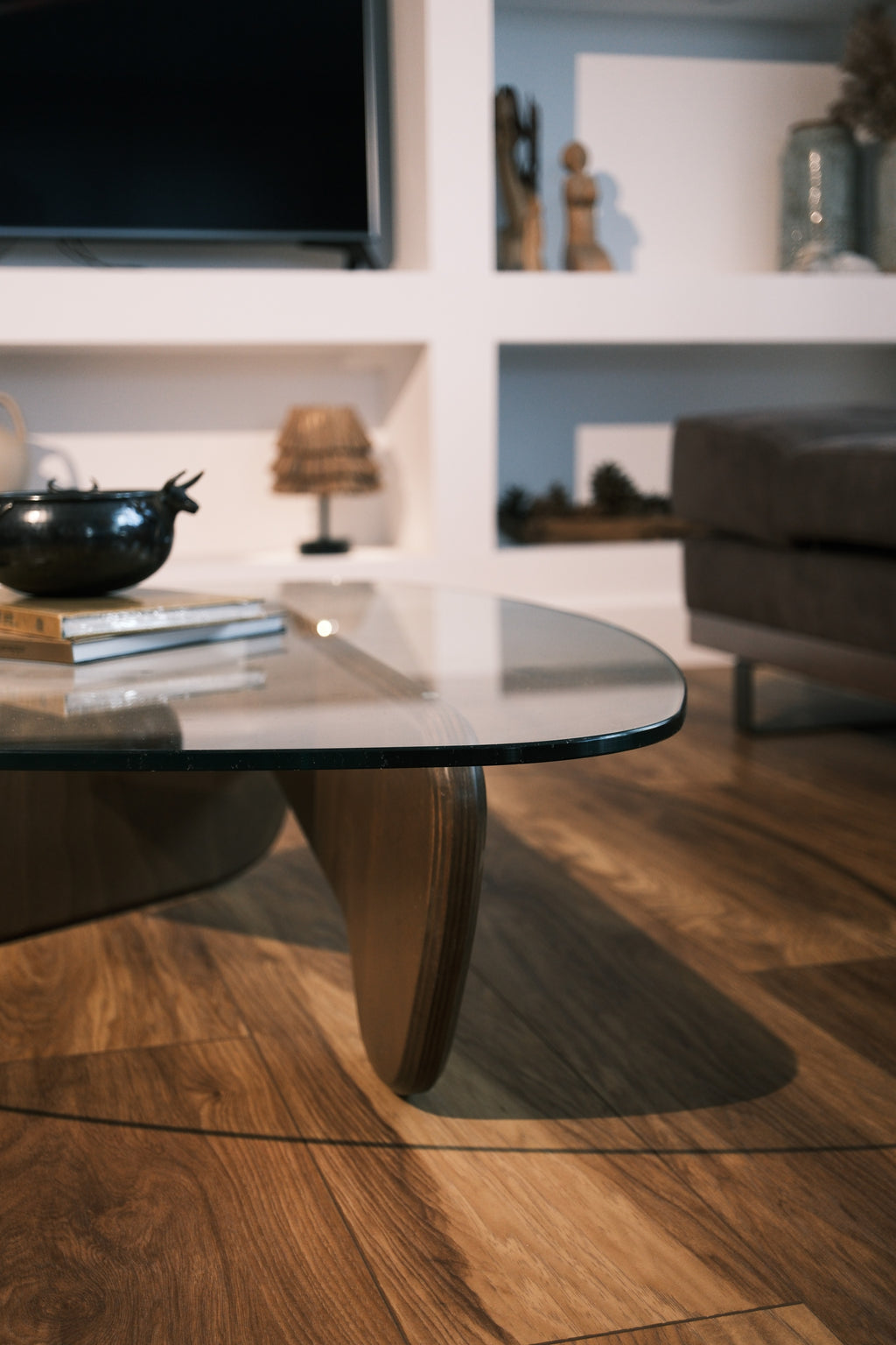 Detailaufnahme des fofofu Couchtischs aus recyceltem Holz mit Glasplatte – handgefertigtes Designerstück im modernen Wohnzimmer mit klaren Linien, natürlichem Licht und minimalistischer Dekoration.