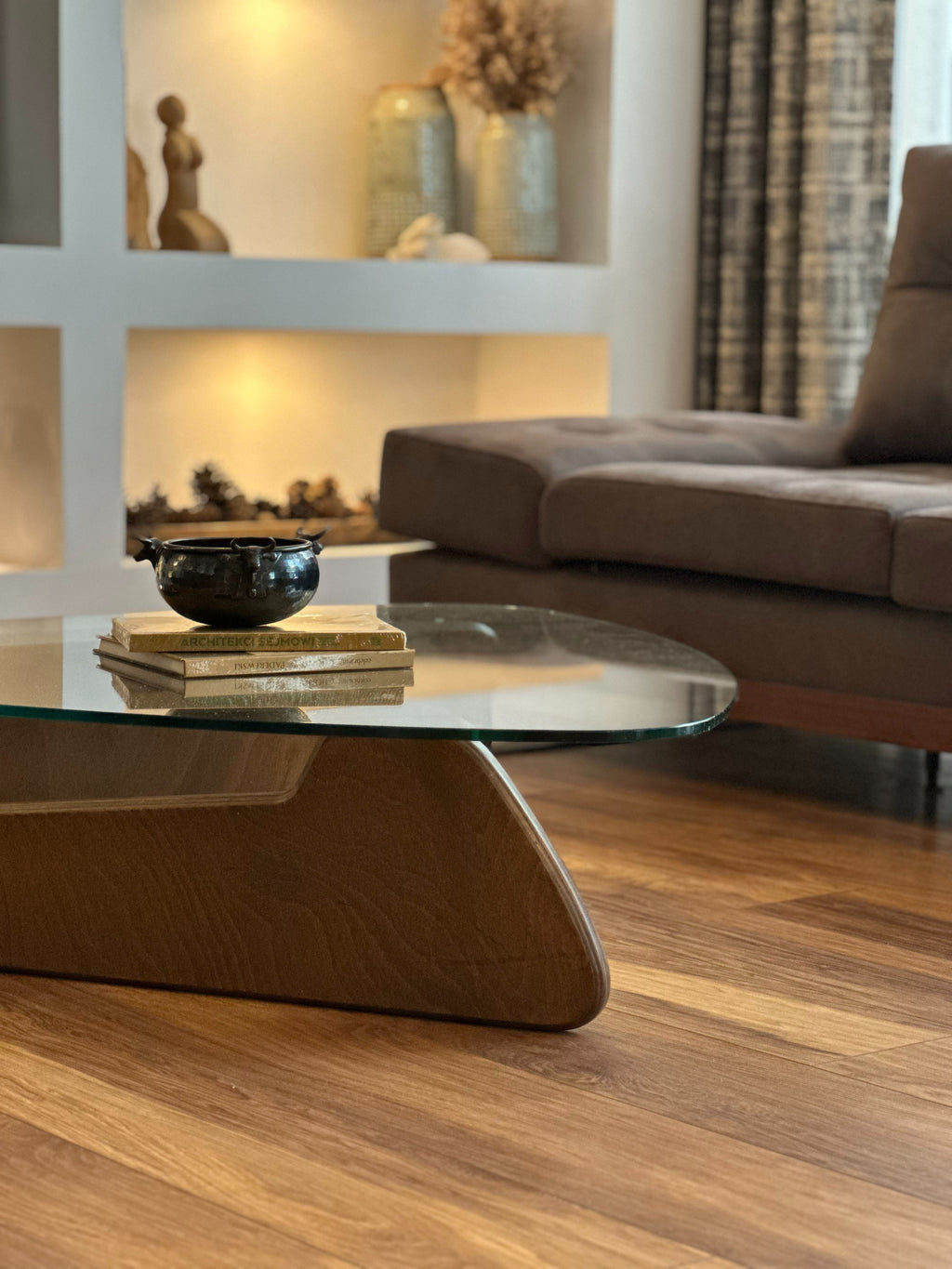 Detailaufnahme des fofofu Couchtischs aus recyceltem Holz mit Glasplatte – handgefertigtes Designerstück im modernen Wohnzimmer mit klaren Linien, natürlichem Licht und minimalistischer Dekoration.