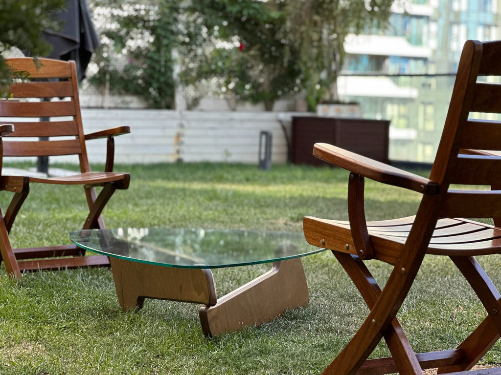 fofofu Couchtisch aus recyceltem Holz mit Glasplatte – handgefertigtes Designerstück im Garten, kombiniert mit Holzstühlen und natürlicher Umgebung für ein modernes, nachhaltiges Outdoor-Ambiente.