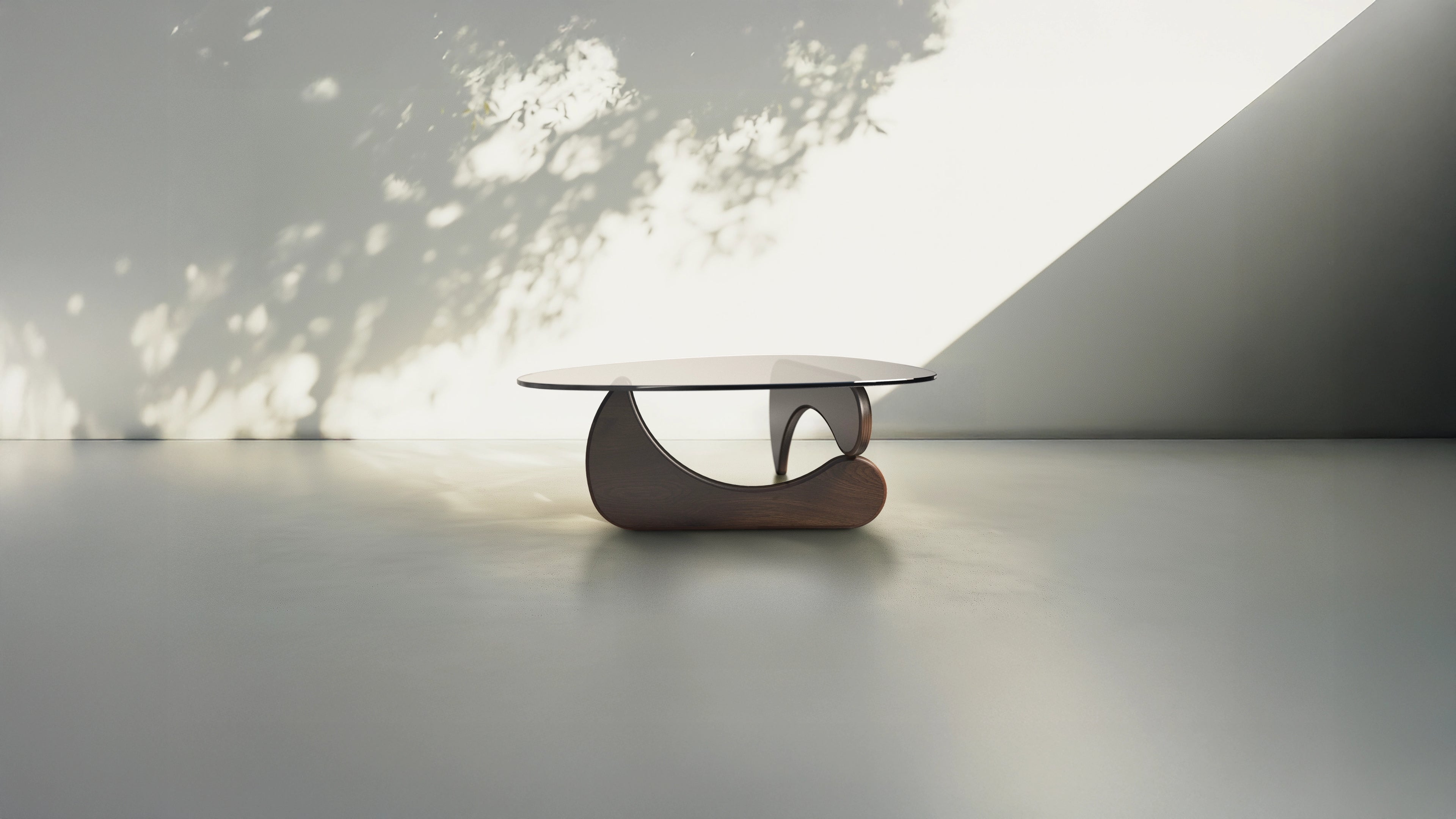 Designer-Couchtisch mit nierenförmiger Glasplatte und geschwungenem Holzgestell im minimalistischen Wohnambiente mit natürlichem Lichteinfall