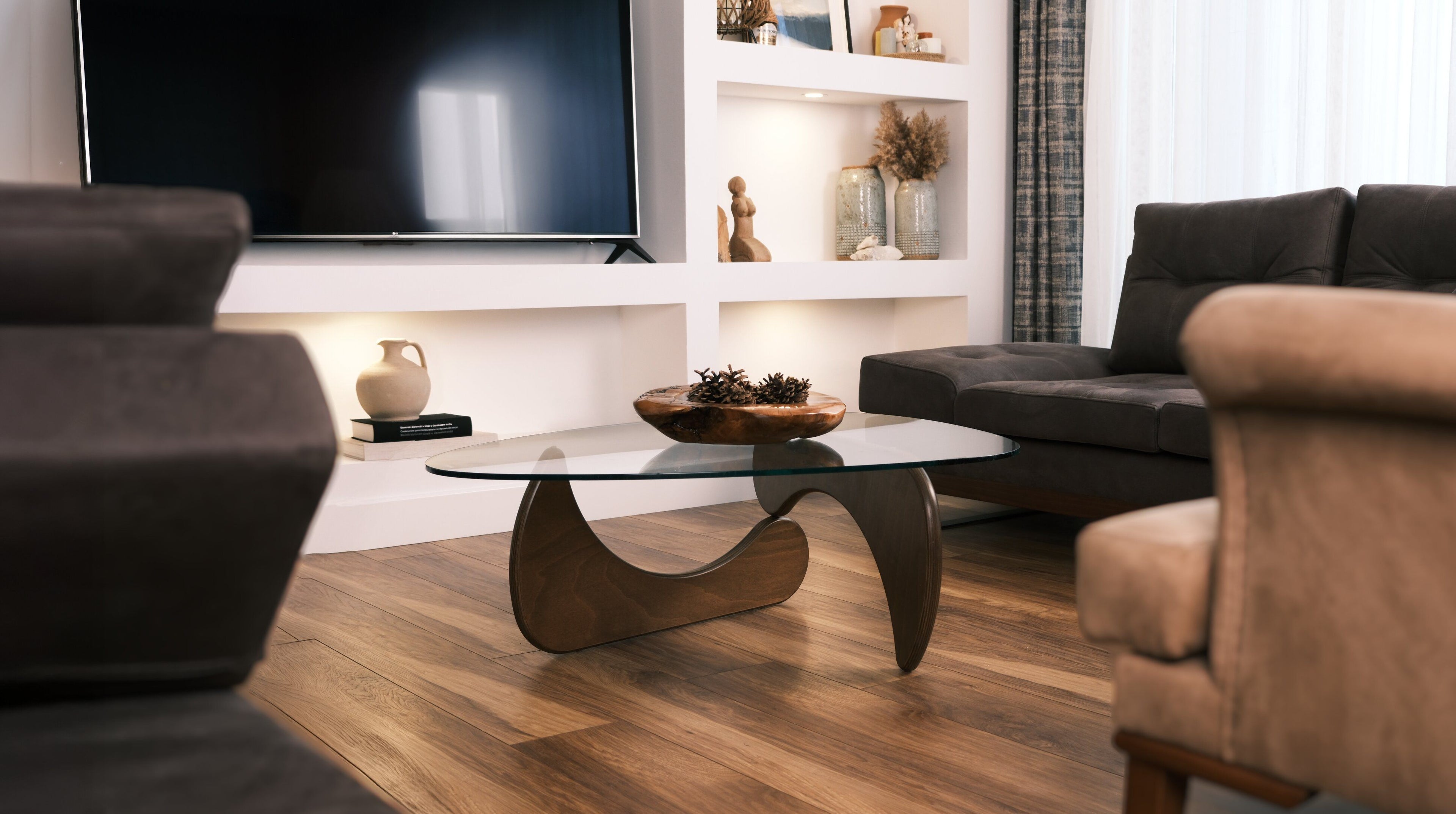 fofofu Couchtisch aus recyceltem Holz mit fließend geformtem Gestell und Glasplatte – handgefertigtes Designerstück im modernen Wohnzimmer mit hellen Akzenten und natürlicher Harmonie.