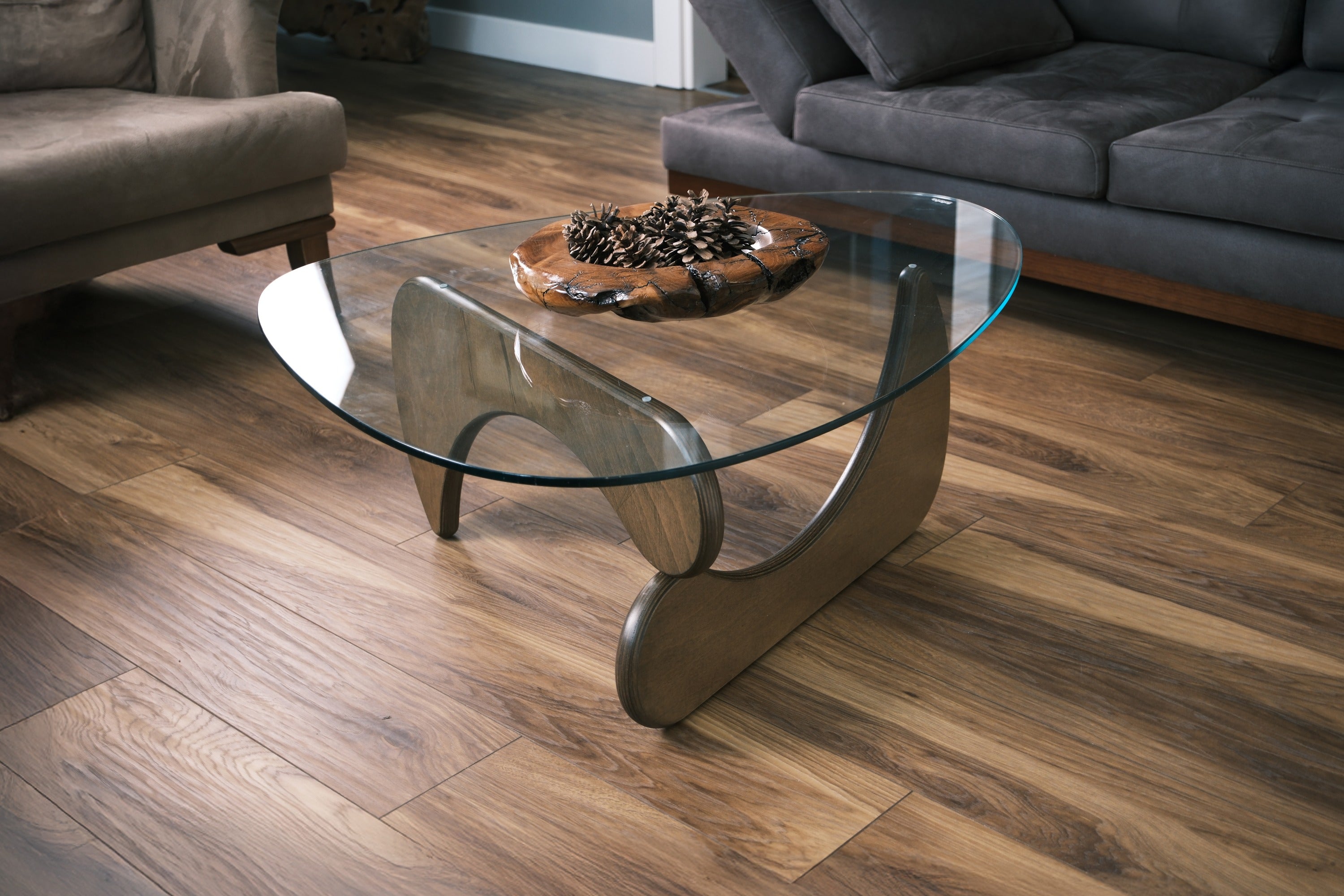 fofofu Couchtisch aus recyceltem Holz mit fließend geformtem Gestell und Glasplatte – handgefertigtes Designerstück im modernen Wohnzimmer mit hellen Akzenten und natürlicher Harmonie.