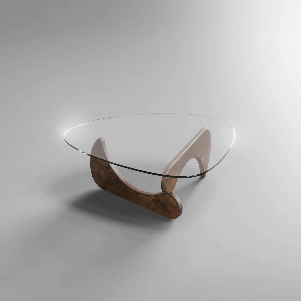 Designer-Couchtisch mit nierenförmiger Glasplatte und skulpturalem Holzgestell im modernen Stil